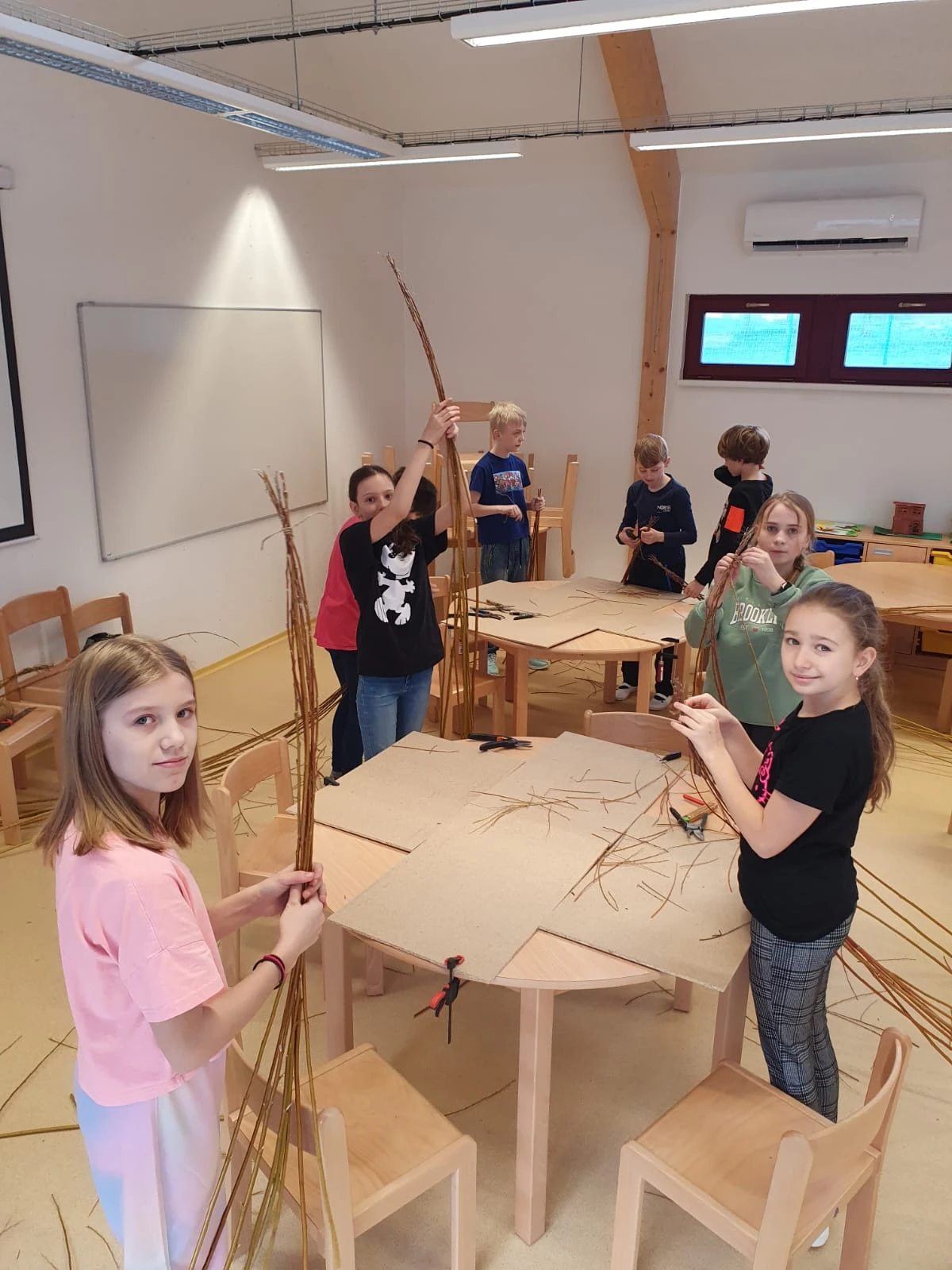 Děti stavějí ptačí budku