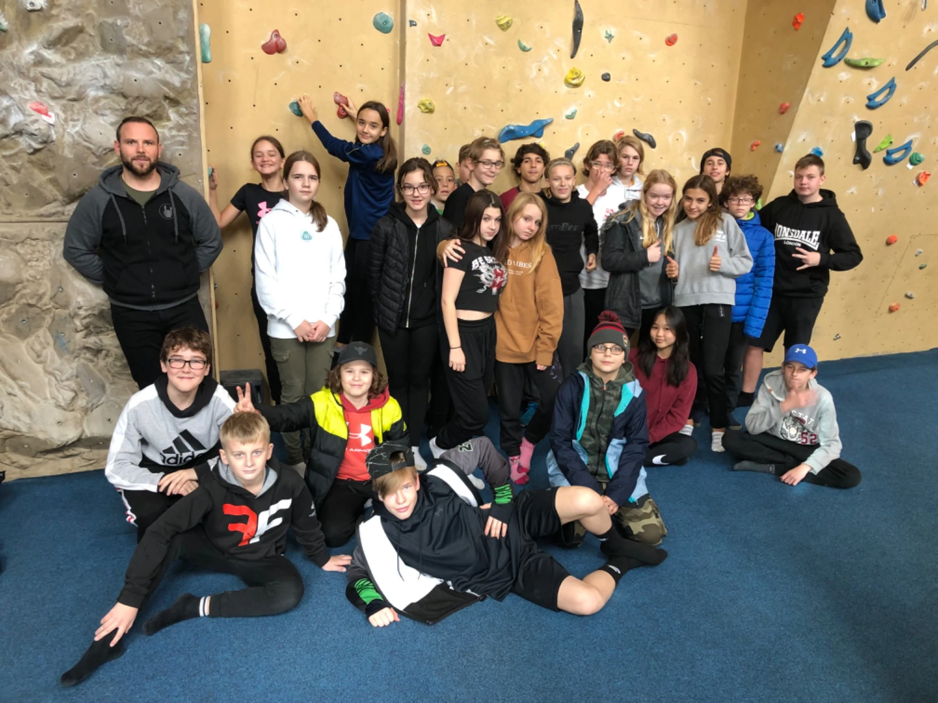 Děti s mapou a kompasem v lese