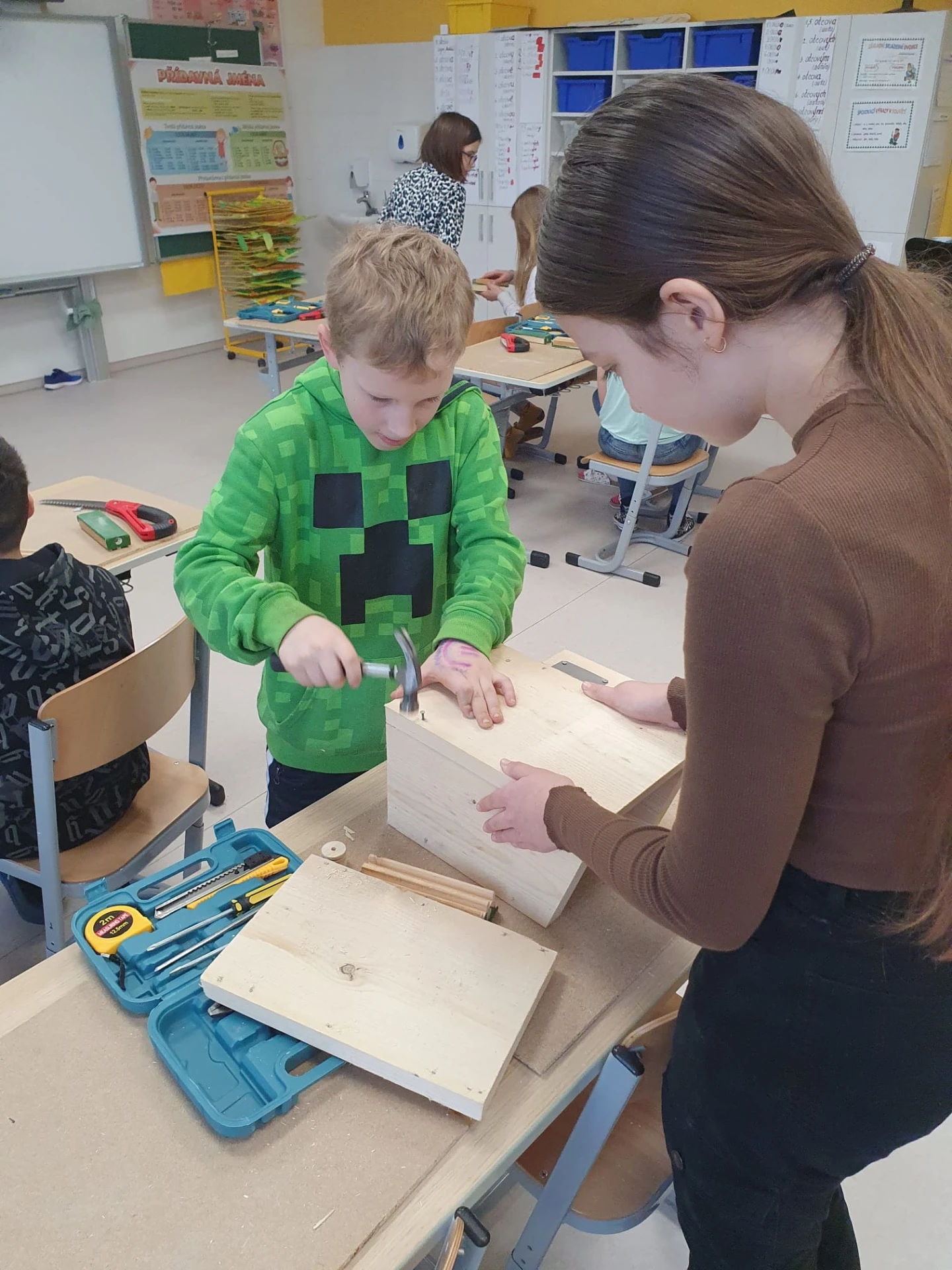 Děti malují a zdobí dřevěné výrobky