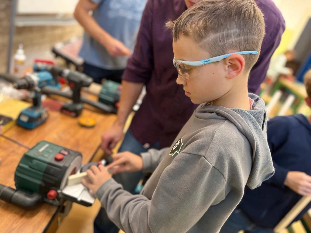 Skupinová fotka spokojených dětí po projektu