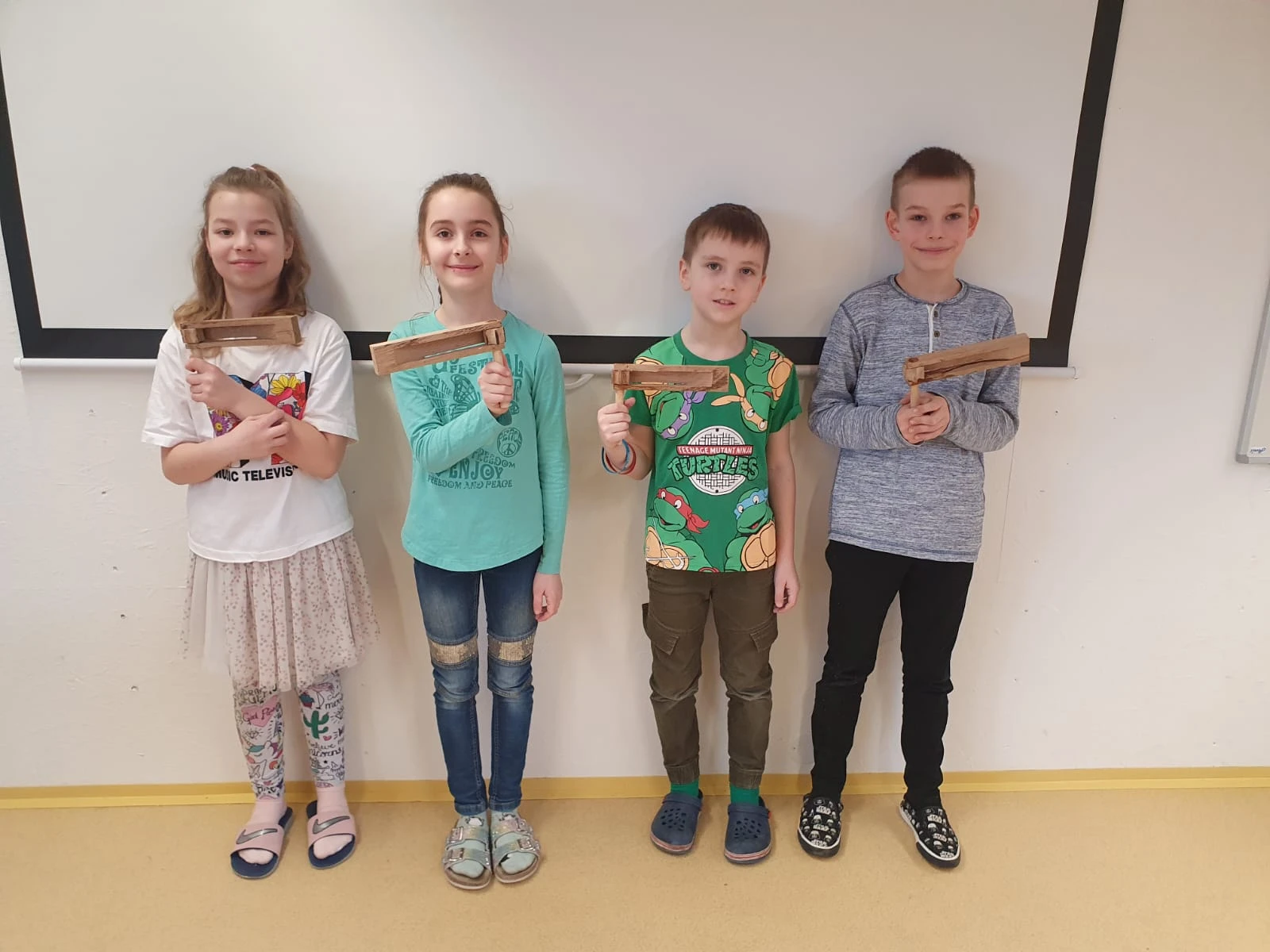 Děti lezou na lezecké stěně